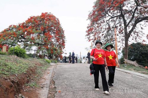 Cô Vũ Thị Thanh, khách tham quan đến từ TP. Hồ Chí Minh chia sẻ: “Đặt chân tới Điện Biên là ước mơ từ lâu, hôm nay mới thực sự cảm nhận được giá trị của hòa bình”.