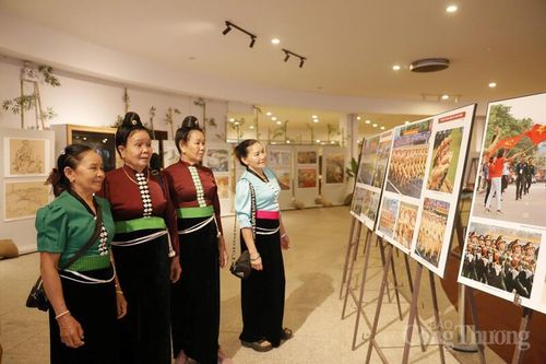 Du khách tìm hiểu thông tin, hình ảnh trưng bày tại Bảo tàng.