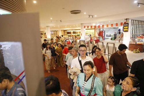 Bảo tàng Chiến thắng Điện Biên Phủ nhộn nhịp khách tham quan nhân dịp kỷ niệm 72 năm Chiến thắng Điện Biên Phủ.