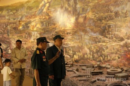 Những cựu chiến binh đứng lặng trước khu trưng bày, ánh mắt xúc động khi nhớ lại ký ức chiến trường.