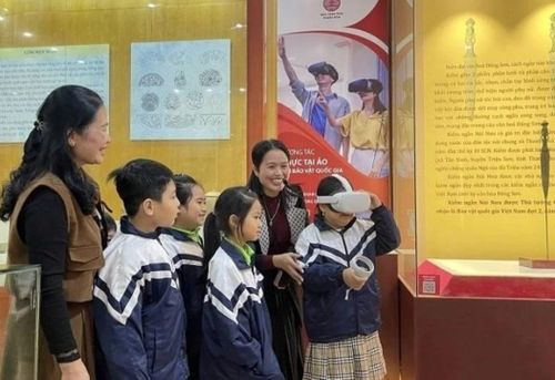 Trải nghiệm công nghệ thực tại ảo (AR) giúp học sinh tiếp cận di sản một cách trực quan, sinh động.
