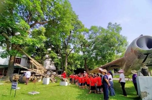 Học sinh tham quan khu trưng bày ngoài trời của Bảo tàng tỉnh Thanh Hóa.