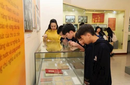 Học sinh tham quan, tìm hiểu hiện vật lịch sử tại Bảo tàng tỉnh Thanh Hóa.