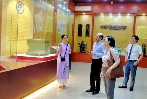Du khách tham quan, nghe thuyết minh về các hiện vật văn hóa – lịch sử tiêu biểu.