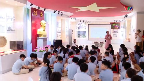 Học sinh hào hứng nghe kể chuyện lịch sử tại Bảo tàng tỉnh Thanh Hóa.