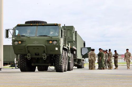 Binh sĩ Mỹ làm quen hệ thống tên lửa Typhon. Ảnh: Defensenews.