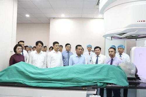 Các đồng chí lãnh đạo tỉnh và đại biểu tham quan hệ thống máy xạ trị gia tốc tuyến tính hiện đại của Bệnh viện Ung bướu tỉnh Thanh Hóa.