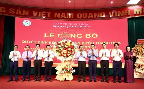 Các đồng chí: Lê Đức Thái, Ủy viên Trung ương Đảng, Bí thư Tỉnh ủy, Trưởng đoàn ĐBQH tỉnh; Nguyễn Hoài Anh, Ủy viên Trung ương Đảng, Phó Bí thư Tỉnh ủy, Chủ tịch UBND tỉnh; Nguyễn Hồng Phong, Ủy viên dự khuyết Trung ương Đảng, Phó Bí thư Thường trực Tỉnh ủy, Chủ tịch HĐND tỉnh, cùng các đồng chí Ủy viên Ban Thường vụ Tỉnh ủy, lãnh đạo Sở Y tế tặng lẵng hoa chúc mừng Bệnh viện Ung bướu tỉnh Thanh Hóa.