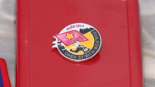 Huy hiệu Chiến sĩ Điện Biên Phủ, kỷ vật giá trị được gìn giữ hơn 70 năm.