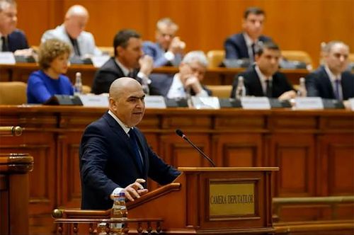 Thủ tướng Romania Ilie Bolojan phát biểu tại phiên họp Quốc hội ở Bucharest ngày 5/5/2026. (Ảnh: THX/TTXVN)