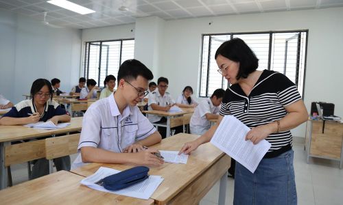  Bồi dưỡng học sinh giỏi quốc gia môn Tiếng Anh tại Trường Trung học phổ thông Chuyên Bắc Giang. 