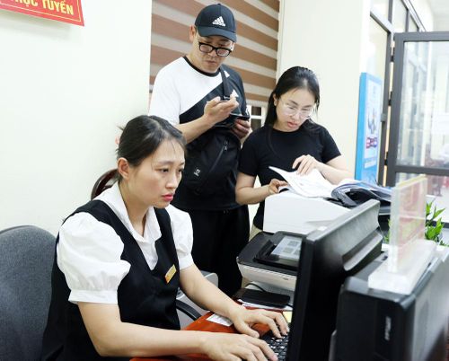  Công chức Trung tâm Phục vụ hành chính công xã Hiệp Hòa hỗ trợ người nước ngoài nộp hồ sơ thủ tục hành chính trực tuyến. 
