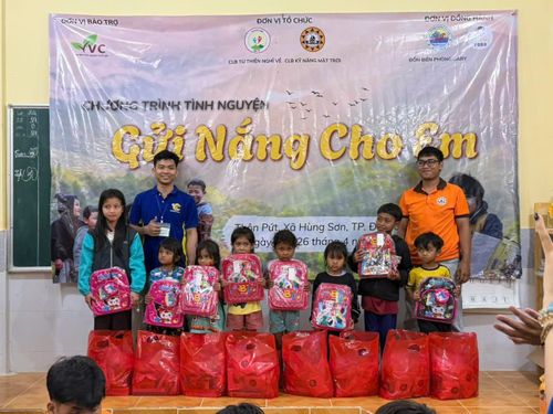 Trao quà cho các em thiếu nhi. Ảnh: SONG THANH