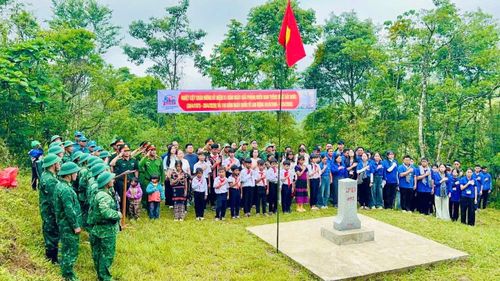 Thiêng liêng lễ Chào cờ tại mốc biên giới. Ảnh: SONG THANH