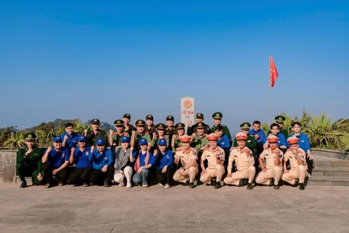 Chụp ảnh lưu niệm tại mốc biên giới 717. Ảnh: ĐVCC