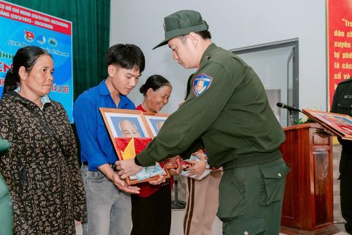 Nhiều phần quà được gửi đến người dân biên giới. Ảnh: SONG THANH