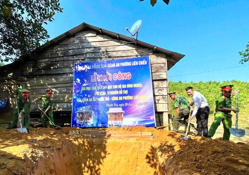 Cán bộ, chiến sĩ Công an phường Liên Chiểu và xã Phước Trà phối hợp khởi công xây nhà mới cho hộ nghèo. Ảnh: LAM PHƯƠNG