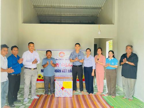 Đại diện Ủy ban Mặt trận Tổ quốc Việt Nam phường Hòa Khánh bàn giao nhà mới cho hộ nghèo tại xã Sông Kôn. Ảnh: LAM PHƯƠNG