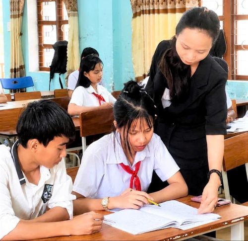 Cô giáo Lê Thị Thúy Phương hướng dẫn học sinh ôn bài. Ảnh: ĐĂNG NGUYÊN