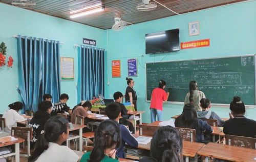 Mô hình "Tiếng trống học đêm" của Trường Phổ thông Dân tộc bán trú Tiểu học &amp; THCS Nguyễn Trãi (xã Trà Tập) giúp học sinh ôn luyện kiến thức, sẵn sàng bước vào kỳ thi tuyển sinh lớp 10 năm học 2026 - 2027. Ảnh: HỒ QUÂN