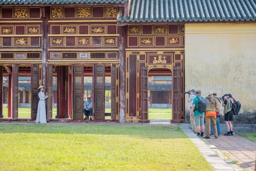 Các nhiếp ảnh gia sáng tác tại di sản ở Thành phố Huế. Ảnh: Trung tâm Bảo tồn di tích cố đô Huế