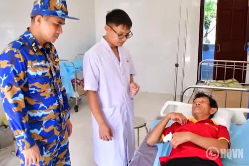 Bệnh xá đảo Sinh Tồn chăm sóc ngư dân bị nạn trên biển.