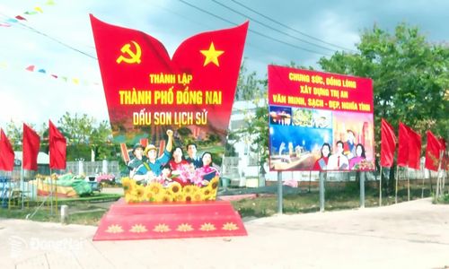 Tuyến đường trên địa bàn phường Trị An trang trí chào mừng thành lập thành phố Đồng Nai. Ảnh: Văn Đoàn