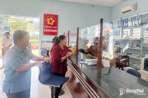 Lãnh đạo Ban Tuyên giáo và Dân vận Thành ủy cùng lãnh đạo xã khảo sát tại Trung tâm Phục vụ hành chính công xã Phú Lý. Ảnh: Văn Đoàn