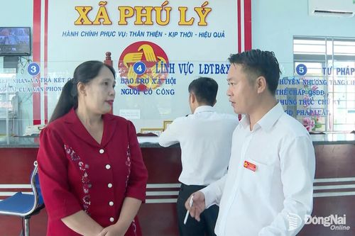 Lãnh đạo Ban Tuyên giáo và Dân vận Thành ủy khảo sát mô hình Dân vận khéo về Chính quyền thân thiện tại Trung tâm Phục vụ hành chính công xã Phú Lý. Ảnh: Văn Đoàn