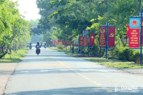 Tuyến đường ở xã Phú Lý được chỉnh trang sáng, xanh, sạch, đẹp. Ảnh: Văn Đoàn