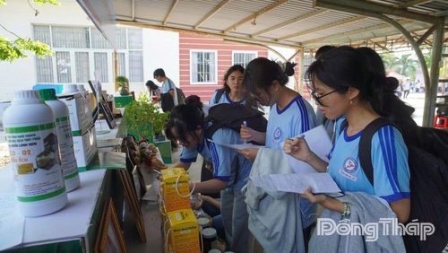 Học sinh tham quan các sản phẩm khoa học, công nghệ, sản phẩm OCOP, sản phẩm khởi nghiệp và các mô hình kinh tế của thanh niên.