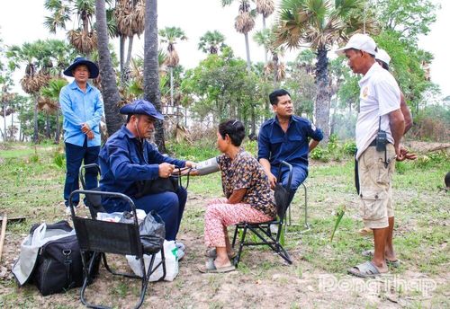 Đội K91 tổ chức khám bệnh, cấp thuốc miễn phí cho người dân địa phương.