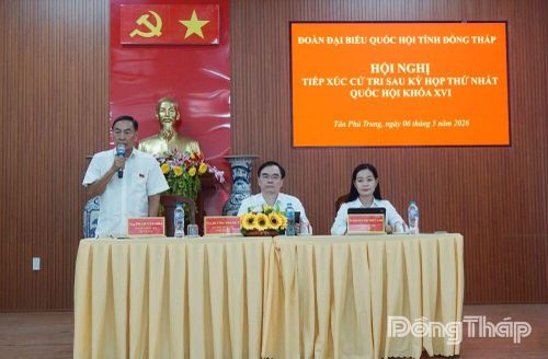 Đại biểu Phạm Văn Hòa phát biểu tại buổi tiếp xúc cử tri xã Tân Phú Trung.