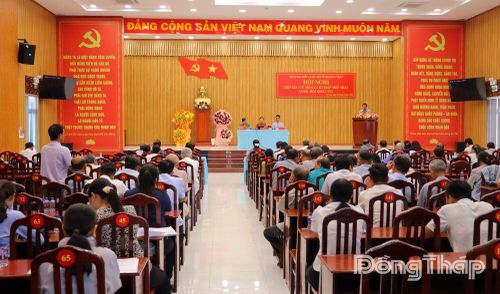 Quang cảnh buổi tiếp xúc cử tri xã Mỹ Thọ.