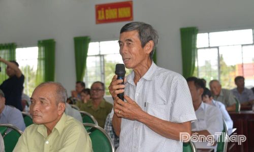 Cử tri xã Bình Ninh phát biểu ý kiến tại buổi tiếp xúc.