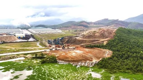  Khu công nghiệp Bình Nghi (xã Tây Sơn) đang được đẩy nhanh tiến độ san lấp, hoàn thiện hạ tầng để sẵn sàng thu hút nhà đầu tư. Ảnh: Dũng Nhân 