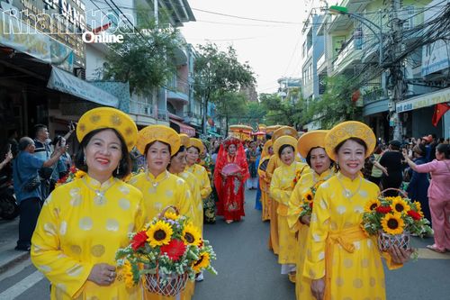 Đội hình mang hoa trái trong lễ rước.