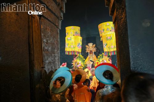 Thực hiện nghi lễ dâng Mẫu trước buổi lễ.