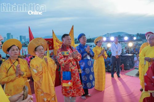 Thực hiện nghi lễ cầu siêu.