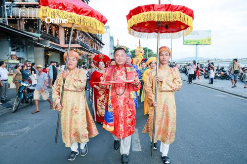 Thành viên Ban tổ chức Lễ hội Tháp Bà Pô Nagar tham gia đoàn rước.
