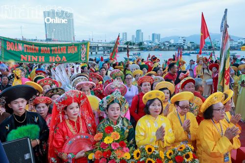 Thành viên các đoàn tín ngưỡng dân gian tham gia lễ cầu siêu.