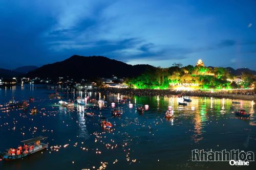 Hàng nghìn hoa đăng được thả xuống dòng Sông Cái trong Lễ hội Tháp Bà Pô Nagar. 