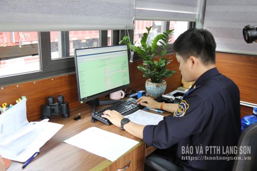 Cán bộ Hải quan cửa khẩu Tân Thanh kiểm soát thông tin phương tiện chở hàng hóa xuất nhập khẩu trên hệ thống điện tử