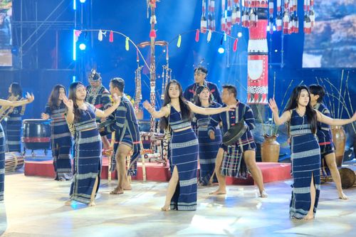 Các nghệ nhân và diễn viên biểu diễn cồng chiêng, múa xoang trong đêm khai mạc Lễ hội Cồng chiêng Đông Nam Á, thu hút đông đảo người dân và du khách