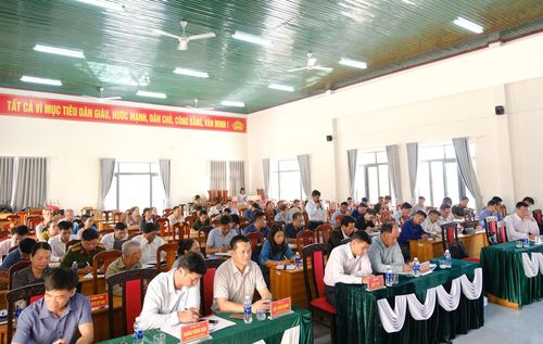 Đại diện lãnh đạo HĐND tỉnh, Ủy ban MTTQ Việt Nam tỉnh, các sở, ngành và cấp ủy, chính quyền địa phương tham dự buổi tiếp xúc cử tri