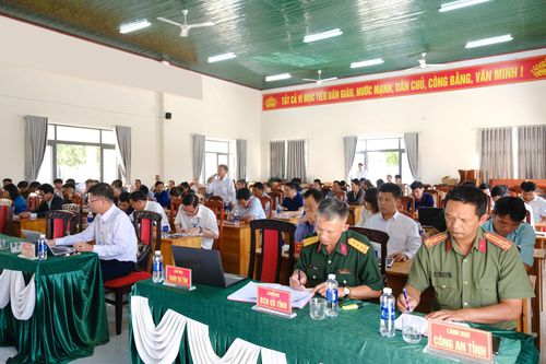 Đại diện lãnh đạo HĐND tỉnh, Ủy ban MTTQ Việt Nam tỉnh, các sở, ngành và cấp ủy, chính quyền địa phương tham dự buổi tiếp xúc cử tri