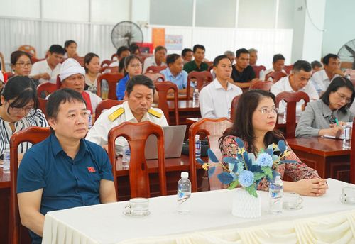 Quang cảnh buổi tiếp xúc cử tri tại xã Tuy Phong sáng 6/5