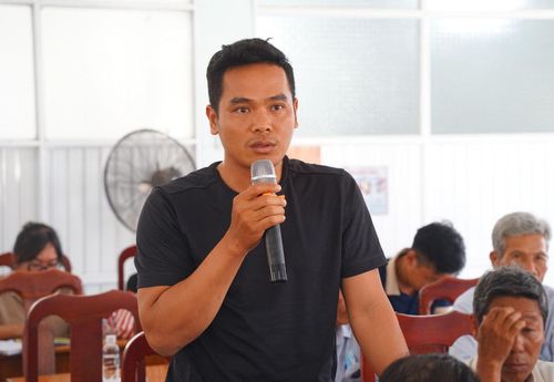 Cử tri thôn La Bá, xã Tuy Phong nêu kiến nghị tại buổi tiếp xúc