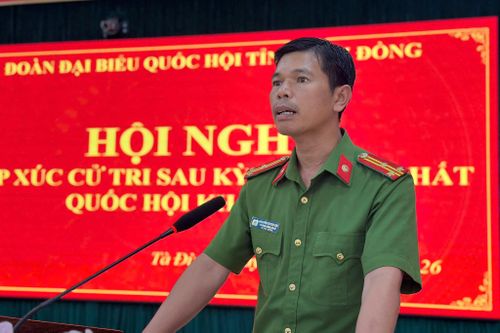 Thượng tá Nguyễn Thanh Hải, Trưởng Công an xã Tà Đùng giải đáp vướng mắc của cử tri về việc đăng ký thường trú cho các hộ đồng bào phía Bắc di cư sinh sống tại địa bàn