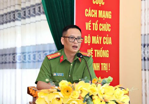 Trung tá Bùi Quốc Huy, Trưởng Công an xã Lạc Dương trả lời ý kiến của cử tri về cấp mới, chỉnh sửa tên trên căn cước công dân
